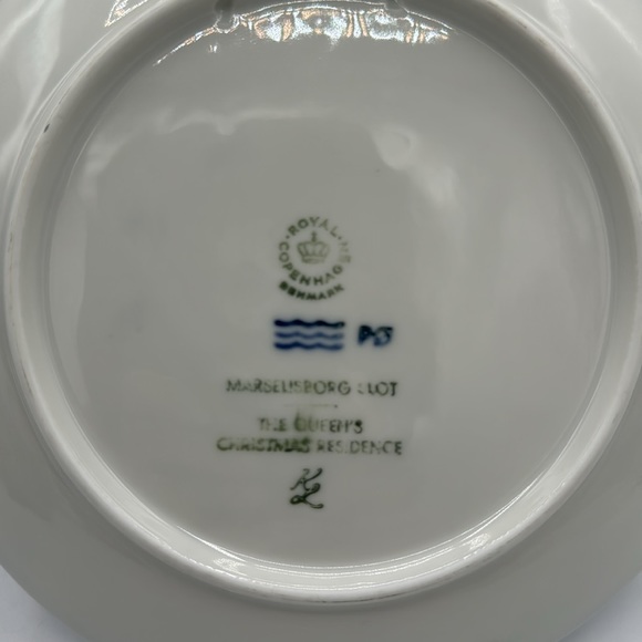 Royal Copenhagen Collectors Christmas Plate 1975 - Picture 3 of 3